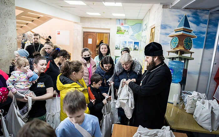 Το Πατριαρχείο Μόσχας παραδίδει ανθρωπιστική βοήθεια σε πρόσφυγες και θύματα πολέμου