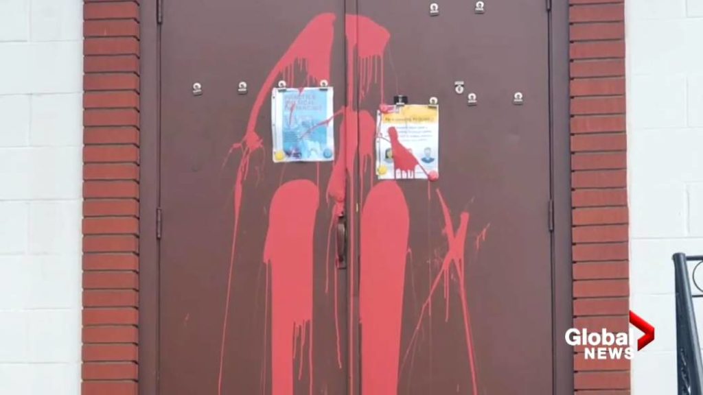 Βάνδαλοι έβαψαν κόκκινη την πύλη ρωσικής ορθόδοξης εκκλησίας στον Καναδά