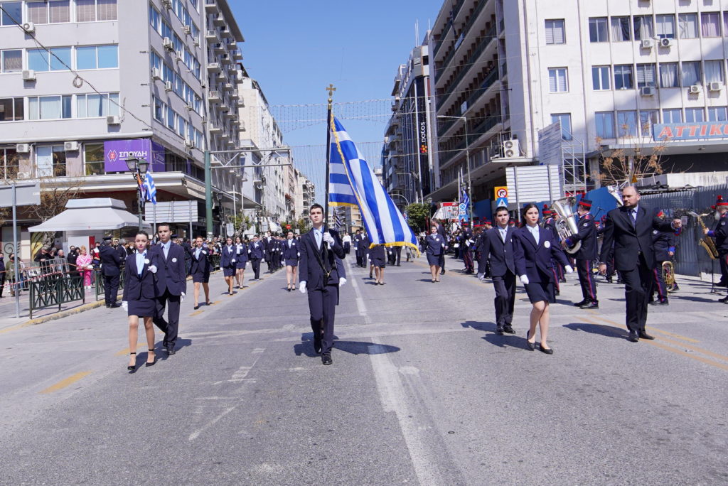 Περήφανη παρέλαση των Εκπαιδευτηρίων της Ιεράς Μητροπόλεως Πειραιώς για την 25η Μαρτίου