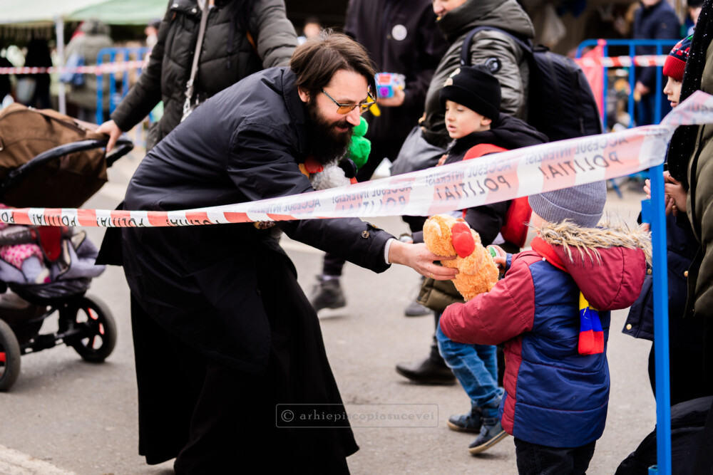 Архиепископията на Сучава зарадва с играчки уплашените малки бежанци от Украйна | СНИМКИ