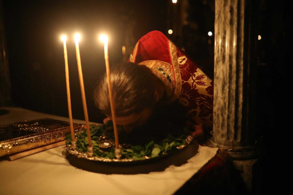 Κυριακή της Σταυροπροσκυνήσεως: Η «αυτοσταύρωση» του Ιερέα και το πάγιο αίτημα για την πλήρωση των κενών ενοριών