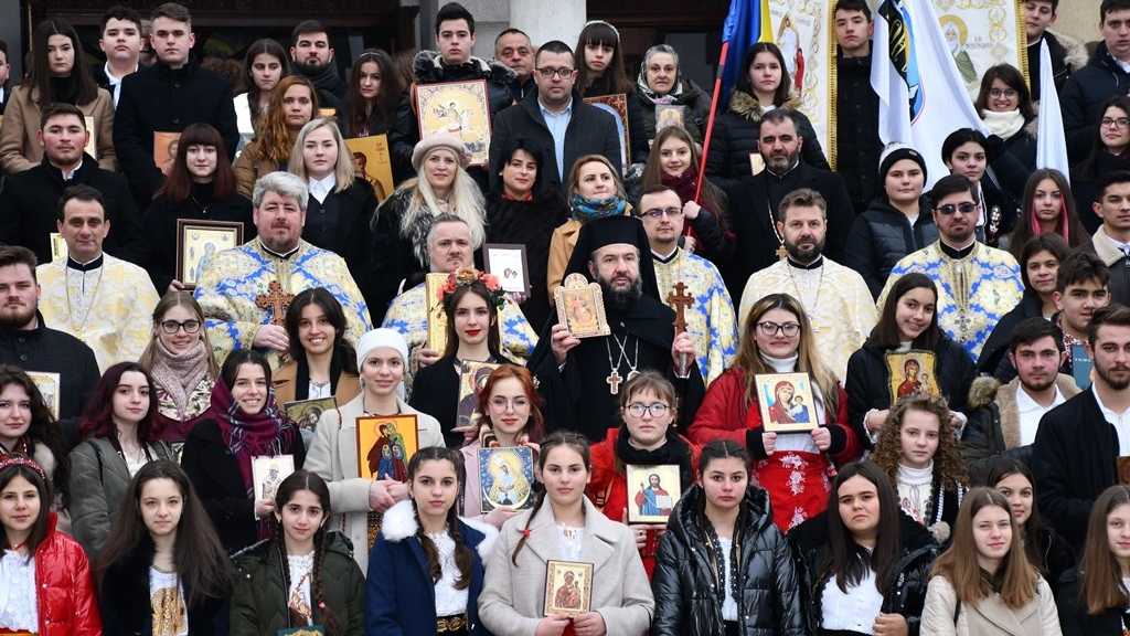 Tinerii din Caransebeș au reluat tradiția procesiunii cu icoane: „Este o zi a bucuriei, dar și a tristeții”