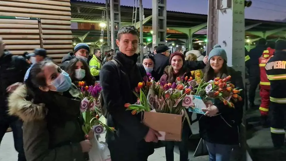 Gara de Nord, București: Mamele și femeile însărcinate din Ucraina au primit flori de la voluntarii pro-viață
