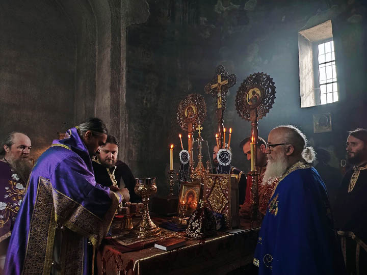 Епископ Методије служио Литургију у Ђурђевим Ступовима