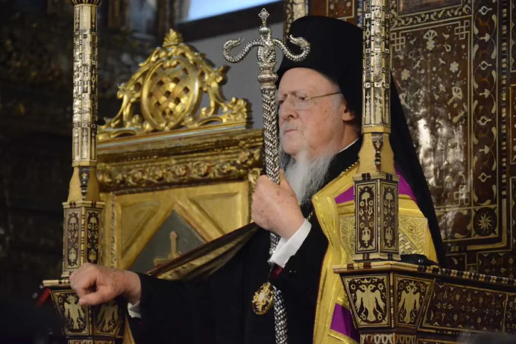 Patriarhul Constantinopolului îndeamnă jurnaliștii să protejeze oamenii de manipularea prin informații false și înșelătoare
