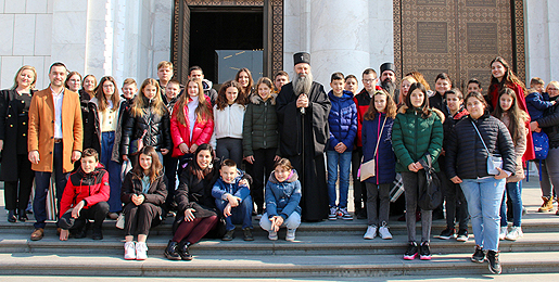 Ξενάγηση σε παιδιά Σέρβων εκτοπισμένων στον Άγιο Σάββα από τον Πατριάρχη Σερβίας