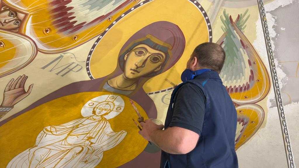 O parohie din Italia prezintă într-un clip video procesul de pictare a altarului