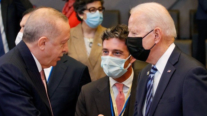 Άρση των κυρώσεων σε βάρος της τουρκικής αμυντικής βιομηχανίας ζήτησε ο Ερντογάν από τον Μπάιντεν