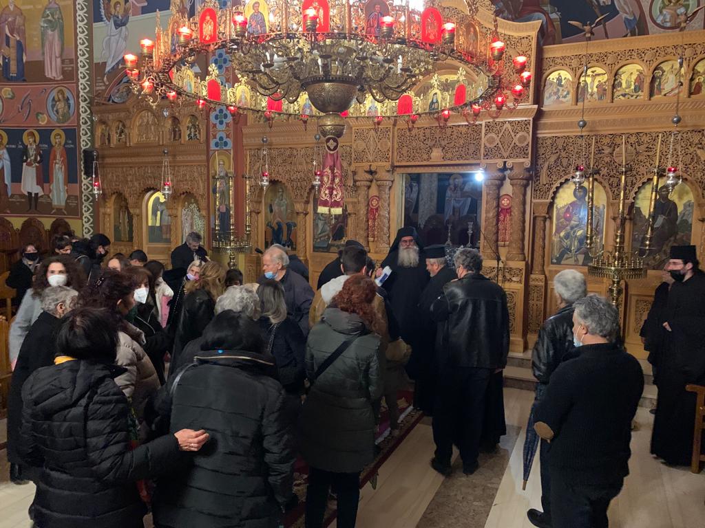 Κίσαμος: Μοίρασαν την Ελληνική σημαία στους πιστούς