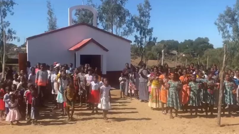 Χωρικοί της Ν. Μαδαγασκάρης υποδέχονται ιερείς για την τέλεση Θείας Λειτουργίας (βίντεο)