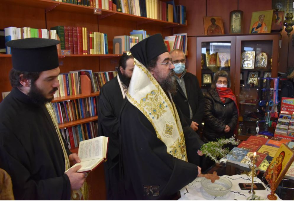 Αγιασμός στο βιβλιοπωλείο της Μητροπόλεως Καστορίας απ’ τον Μητροπολίτη