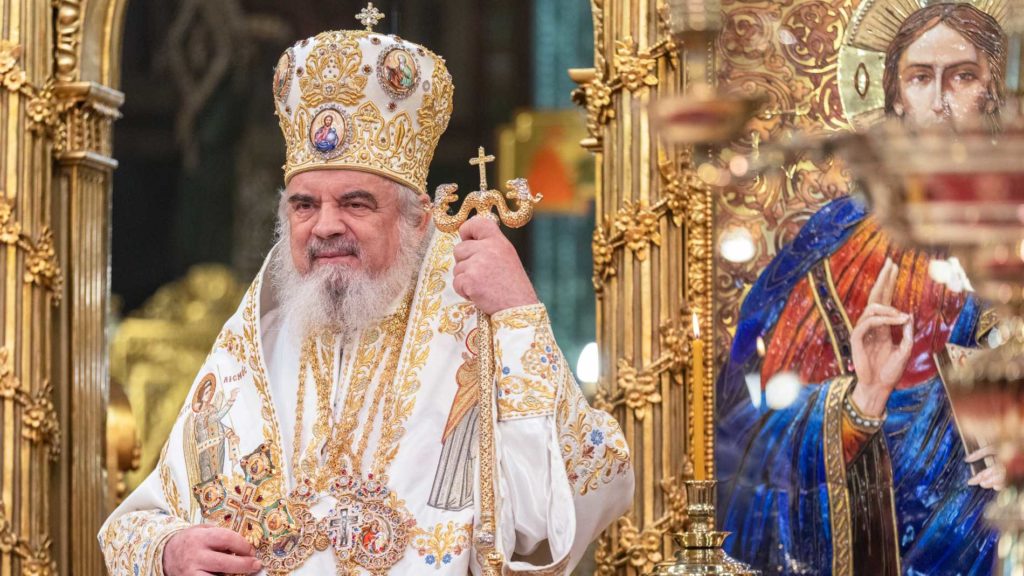 Ο Πατριάρχης Ρουμανίας προσέφερε τρείς τόνους εμφιαλωμένου νερού στο πλαίσιο της εκστρατείας “Τραπέζι της Χαράς”