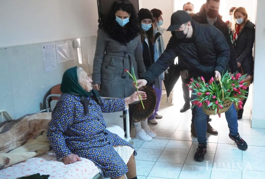 Πακέτα αγάπης στους ηλικιωμένους από την Αρχιεπισκοπή Σιμπίου