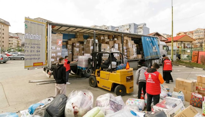 Eparhia Iașilor a trimis 14 de tone de ajutoare la Cernăuți: Voluntarii Sf. Parascheva au încărcat tirul