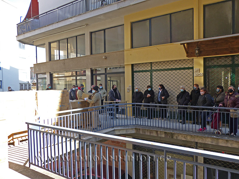 Διανομή τροφίμων παρουσία Μητροπολίτη Ιωαννίνων