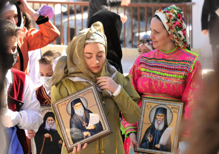 Με τις εικόνες των σύγχρονων Αγίων στα χέρια τα παιδιά στην Κάρπαθο