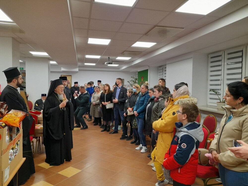 Το ράσο γίνεται ελπίδα για τους πρόσφυγες – Η ευχή για την πολυπόθητη ειρήνη και η στήριξη του Οικουμενικού Πατριάρχη