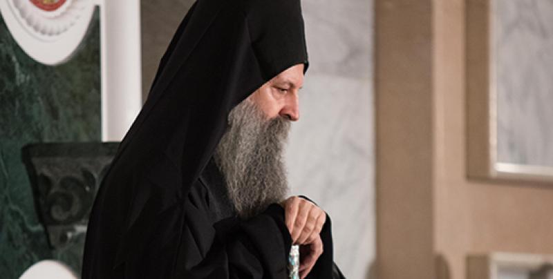 Ο Πατριάρχης Σερβίας αποτίει φόρο τιμής στα θύματα των βομβαρδισμών