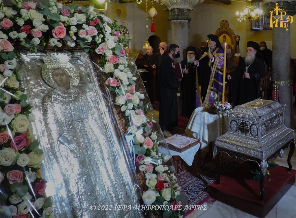 ΑΡΤΑ: Οι πιστοί προσκύνησαν τα χαριτόβρυτα Λείψανα της Πολιούχου