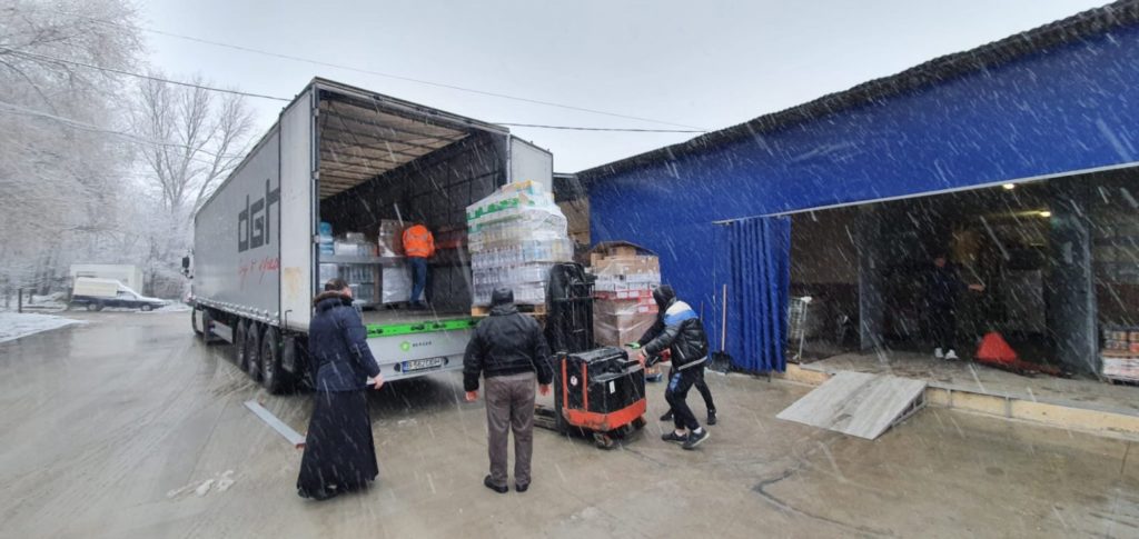Υπό χιονόπτωση συγκεντρώνουν βοήθεια για τους πρόσφυγες