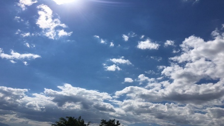 Καιρός: Σε φυσιολογικά για την εποχή επίπεδα η θερμοκρασία την Κυριακή