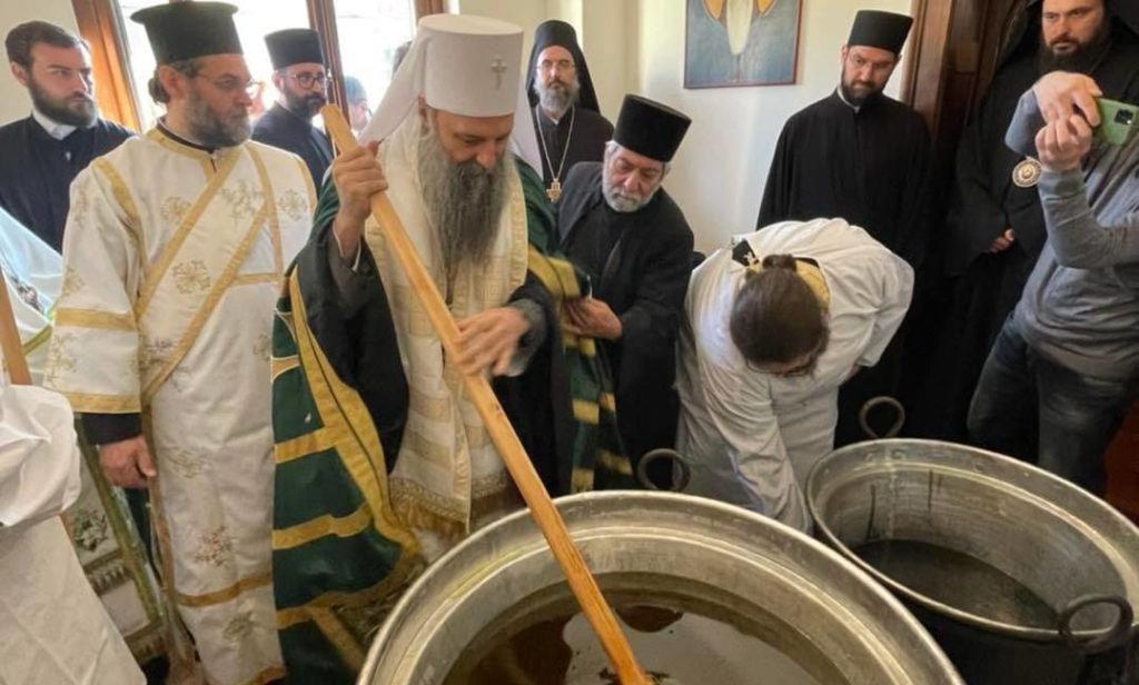 უპრეცედენტო შემთხვევა – სერბეთის ეკლესიაში მირონი ტომოსის დარღვევით აკურთხეს