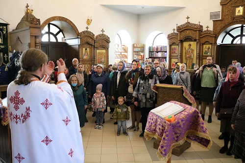 Литургию с сурдопереводом совершили в Губкинской епархии