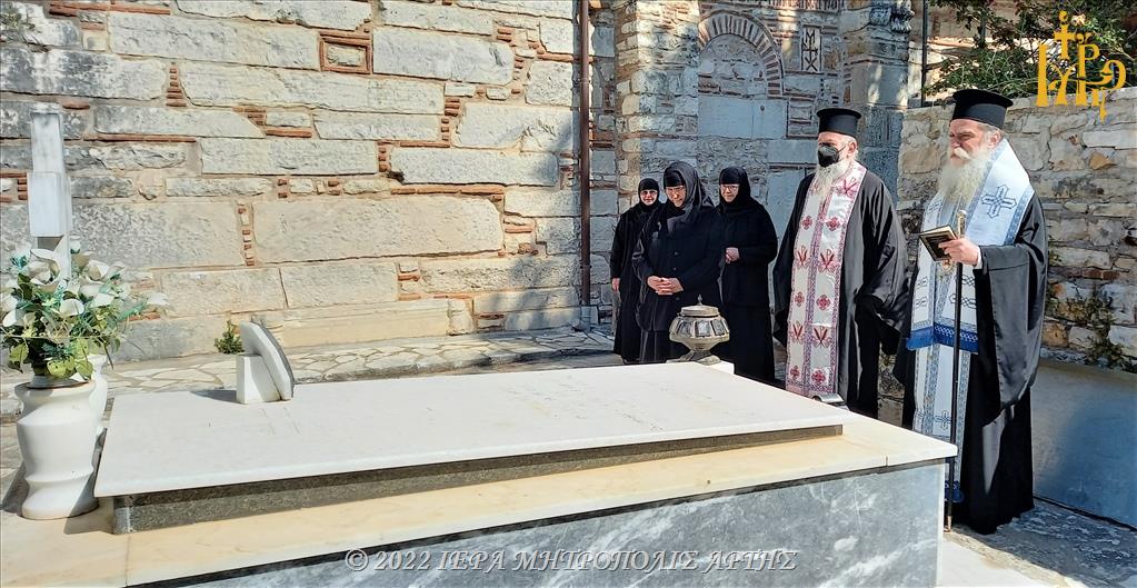 Τρισάγιο στον μακαριστό Μητροπολίτη Άρτης από τον νυν Σεβασμιώτατο Καλλίνικο