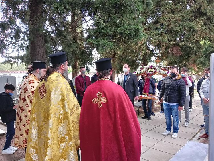 Περιφορά επιταφίου και τρισάγιο στο κοιμητήριο της Νιγρίτας Σερρών