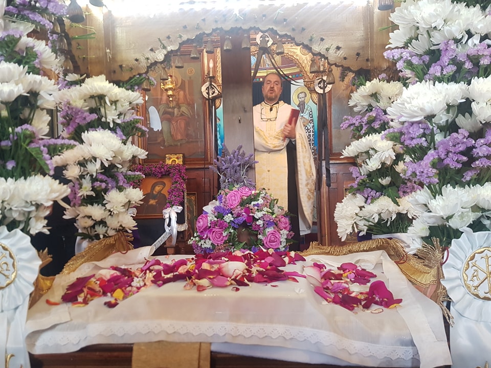 Αποκαθήλωση: Ο Χριστός στα χέρια μικρών παιδιών στις Καμάρες Σίφνου