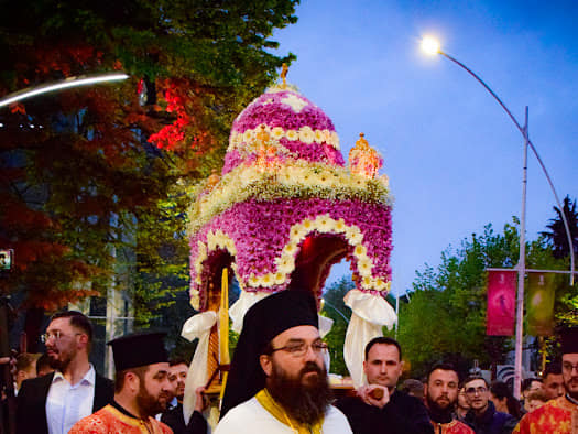 ΤΙΡΑΝΑ: Χιλιάδες πιστοί στην περιφορά του Επιταφίου (ΒΙΝΤΕΟ)