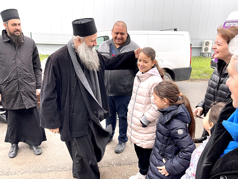 Ο Πατριάρχης Πορφύριος μοίρασε δέματα αγάπης σε πολύτεκνες οικογένειες