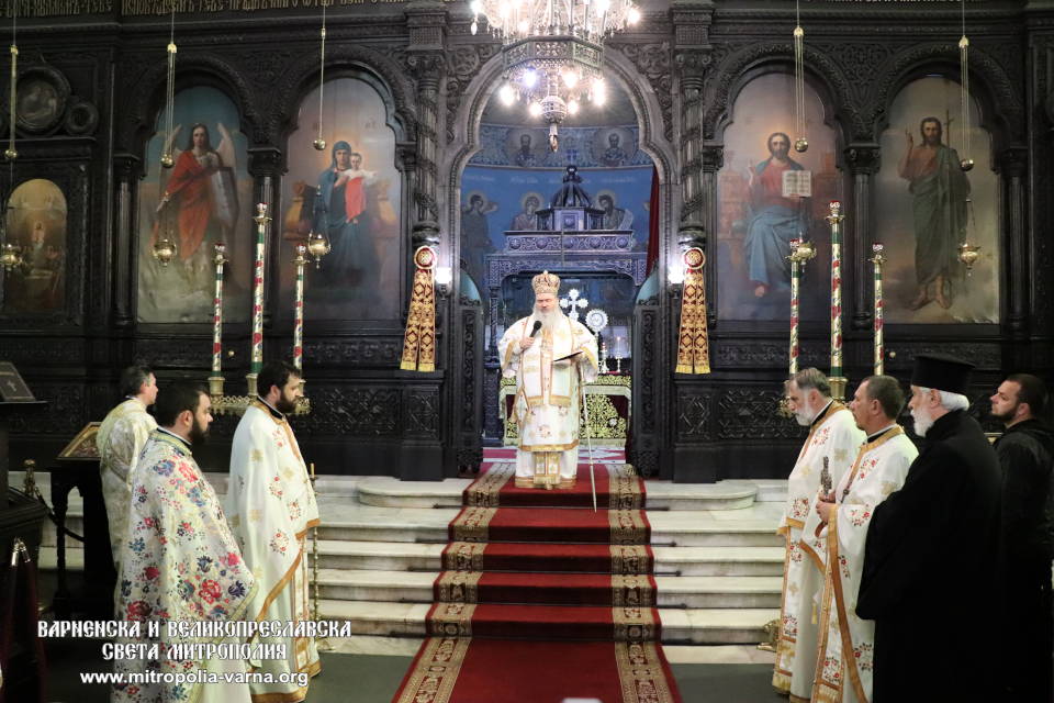 Ръкоположение на свещеник и награждаване с офикия в Митрополитската катедрала на Варна в 5 Неделя на Великия пост