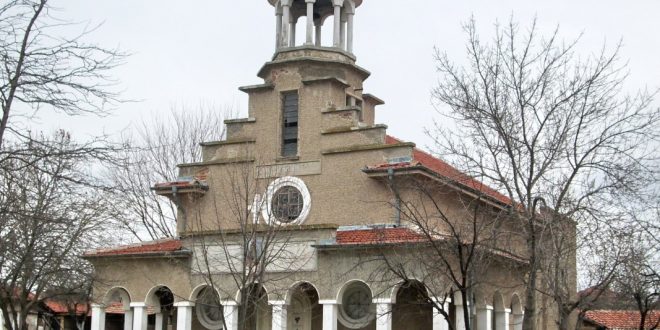 Със средства от дарения ремонтират покрива на храма в ямболското село Безмер