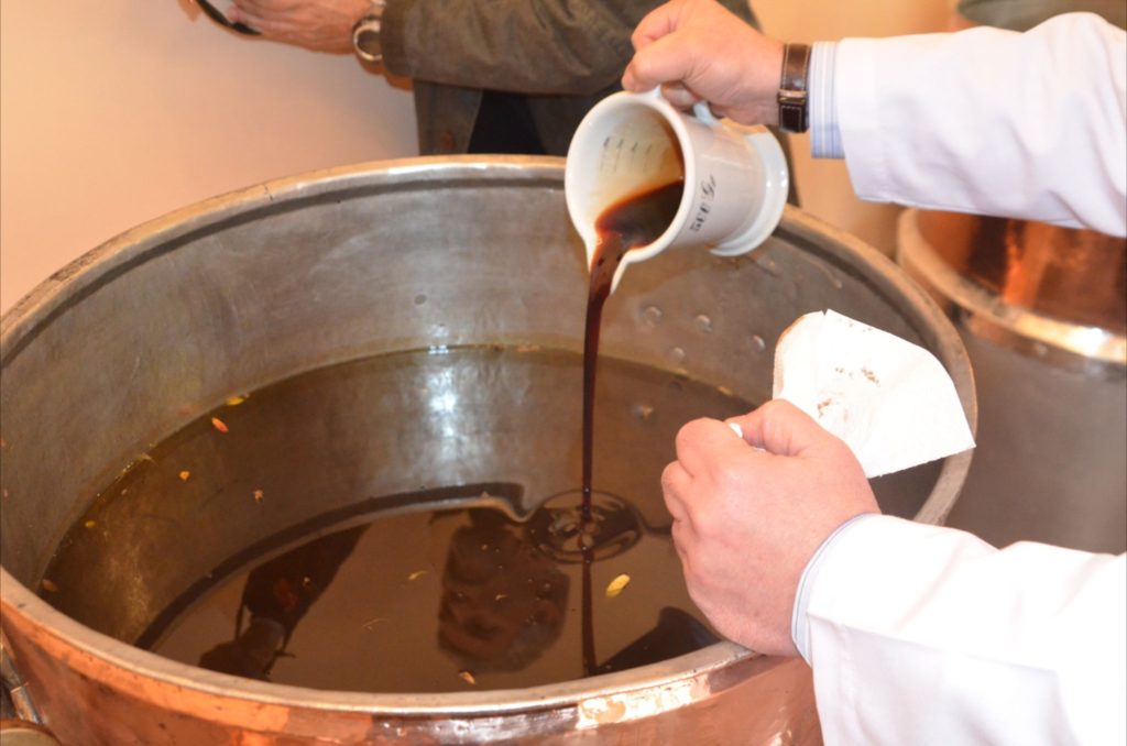 Άγιο Μύρο, το καθαγιασμένο έλαιο που παρασκευάζεται κάθε 10 χρόνια στο Φανάρι