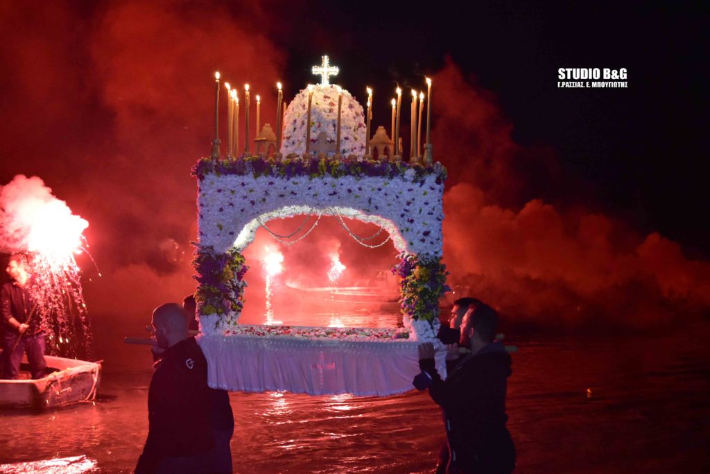 Η ξεχωριστή περιφορά του Επιταφίου μέσα στη θάλασσα στο Τολό Αργολίδας