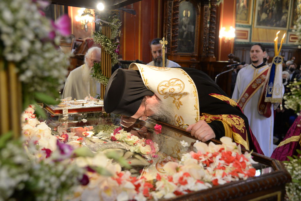 Πλήθος πιστών προσκύνησαν τον Επιτάφιο στην Πάτρα