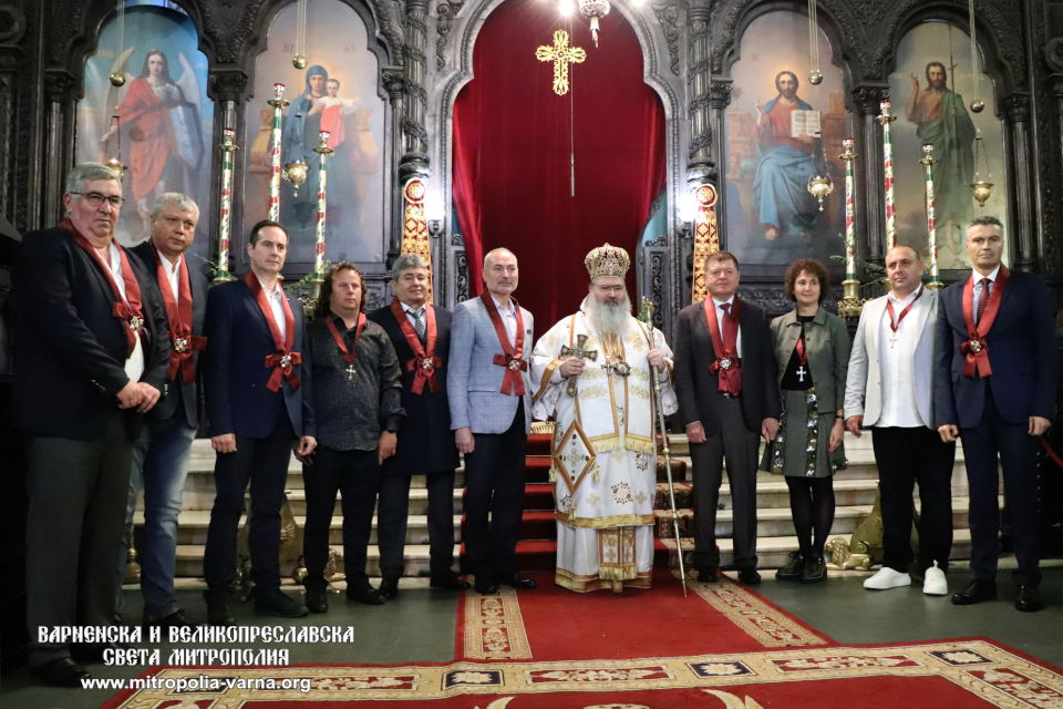 Митрополит Йоан награди основни дарители и спомоществователи за ремонтирaнето на Катедралния храм “Успение Богородично” на Цветница