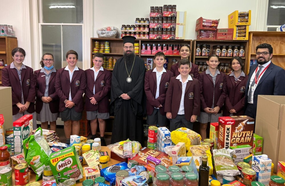 Норткоут: Ученици от православния колеж „Oakleigh Grammar“ събраха и дариха храна за хора в нужда | СНИМКИ