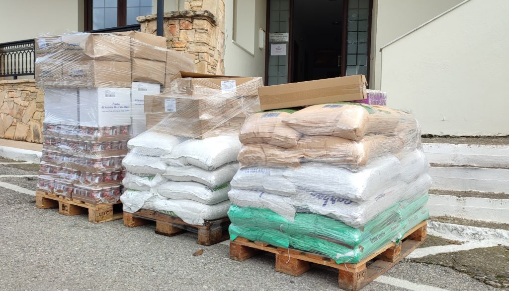 Η Ι.Μ.Μ. Βατοπαιδίου ενισχύει τα “Συσσίτια Εμπεριστάτων” της Μητρόπολης Λάμπης