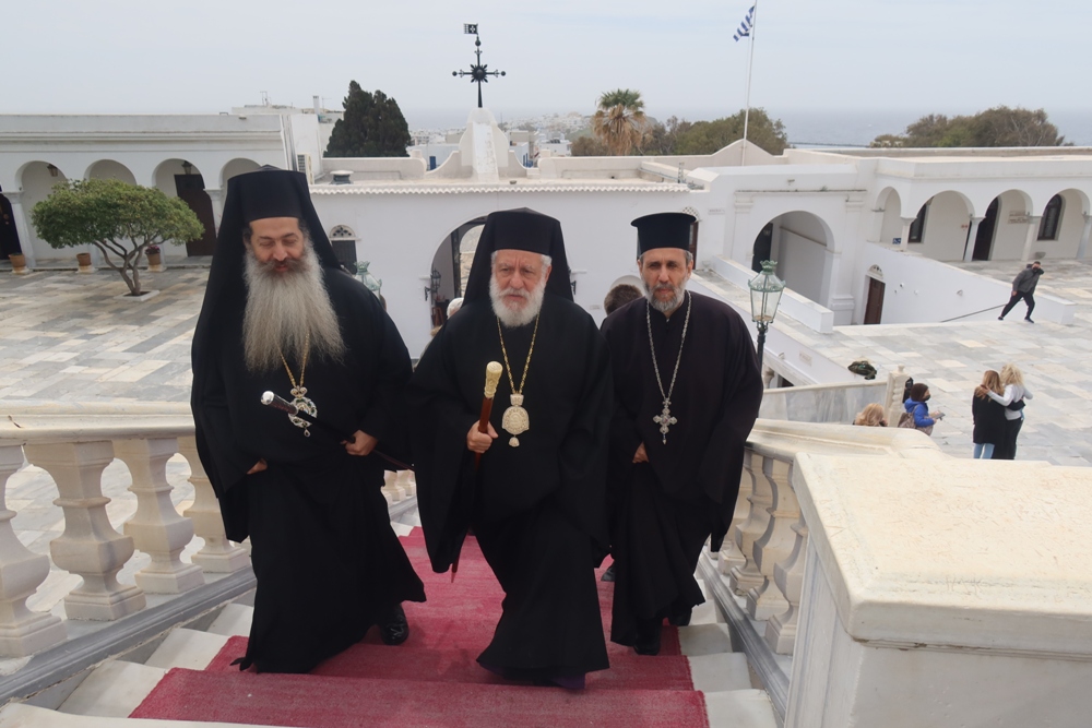 Υποδοχή Μητροπολίτη Φθιώτιδος από τον Μητροπολίτη Σύρου στην Τήνο