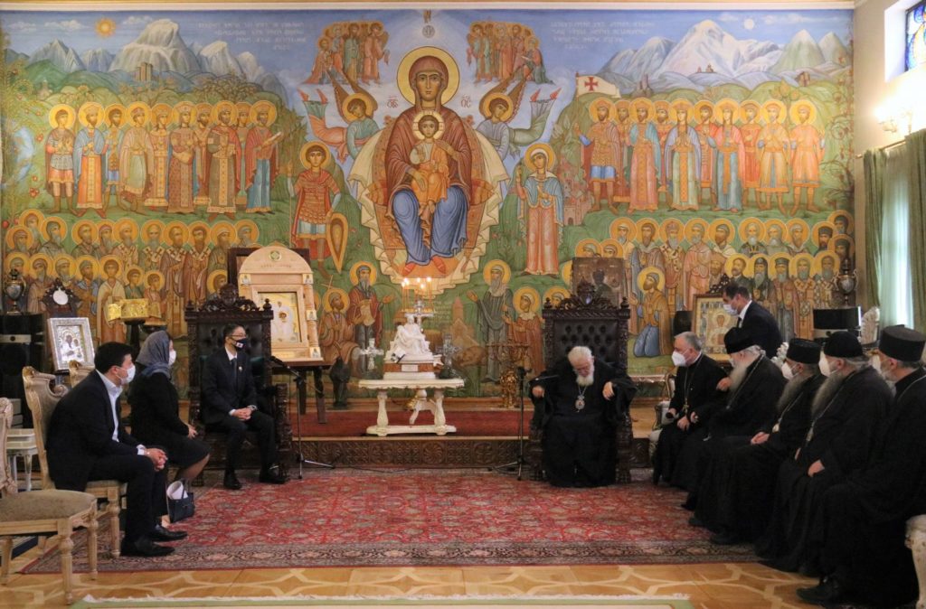 იაპონიის ელჩმა და საქართველოს მართლმადიდებელი ეკლესიის მღვდელმთავრებმა საქართველოს საპატრიარქოს ეზოში იაპონიის სიმბოლო, – საკურას ნერგები დარგეს