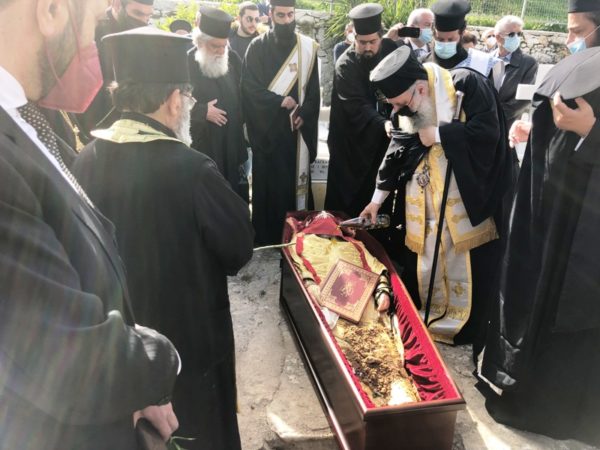 Η ταφή του μακαριστού Μητροπολίτη Ηλιουπόλεως κυρού Χρυσοστόμου στη Νάξο