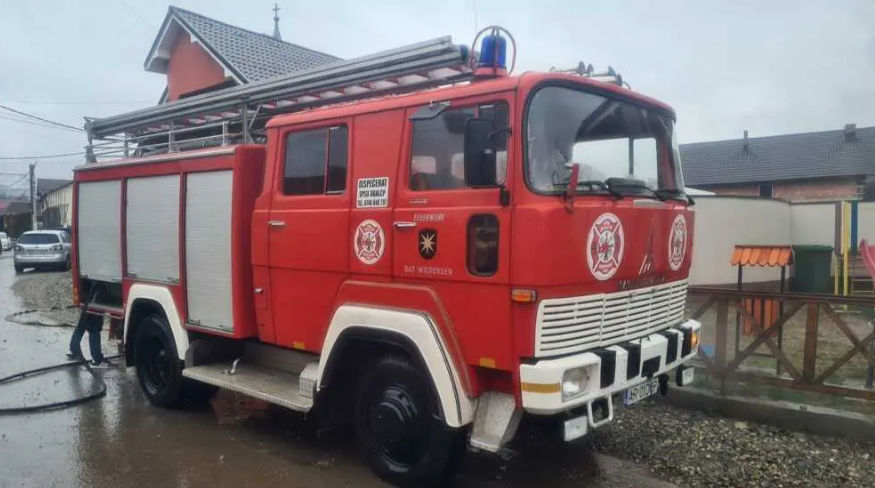 O parohie bistrițeană a achiziționat o autospecială pentru stingerea incendiilor