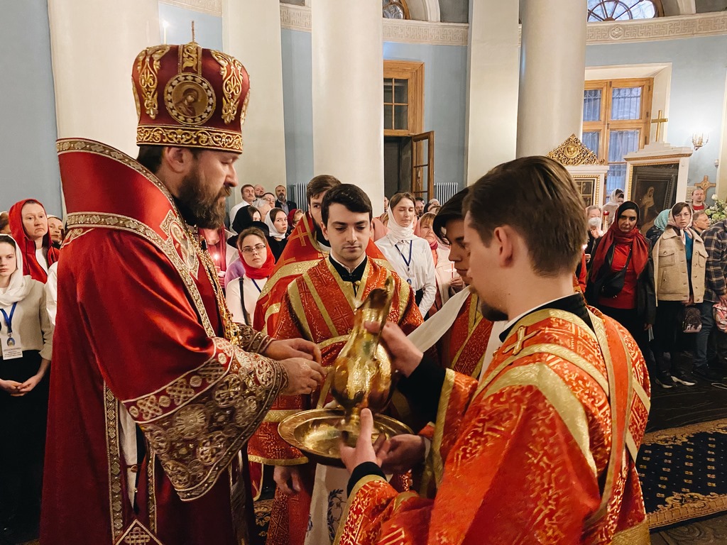 В Пасхальную ночь митрополит Волоколамский Иларион совершил торжественное богослужение