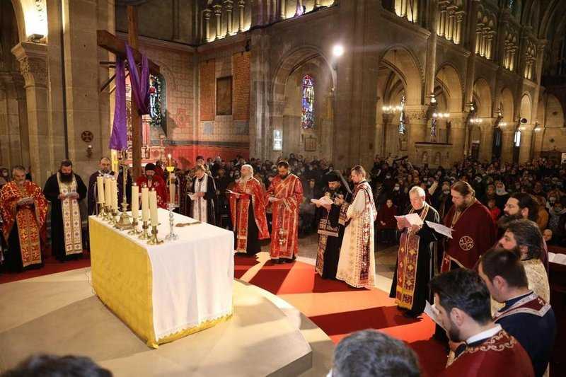 Bazilica Saint-Denis: Românii au adus cinstire Cămăşii lui Hristos