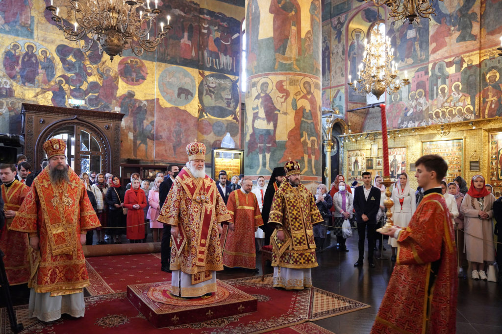 В понедельник Светлой седмицы Святейший Патриарх Кирилл совершил Литургию в Успенском соборе Московского Кремля