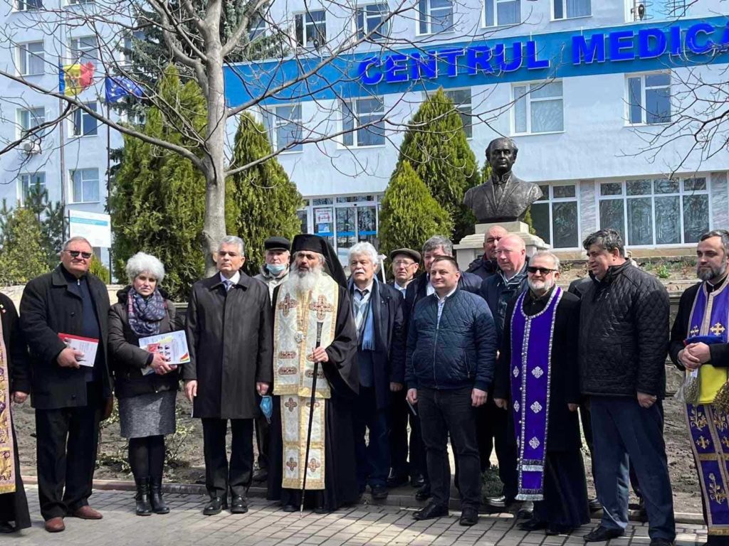 La Edineț a fost inaugurat primul bust din Basarabia al filantropului Vasile Stroescu