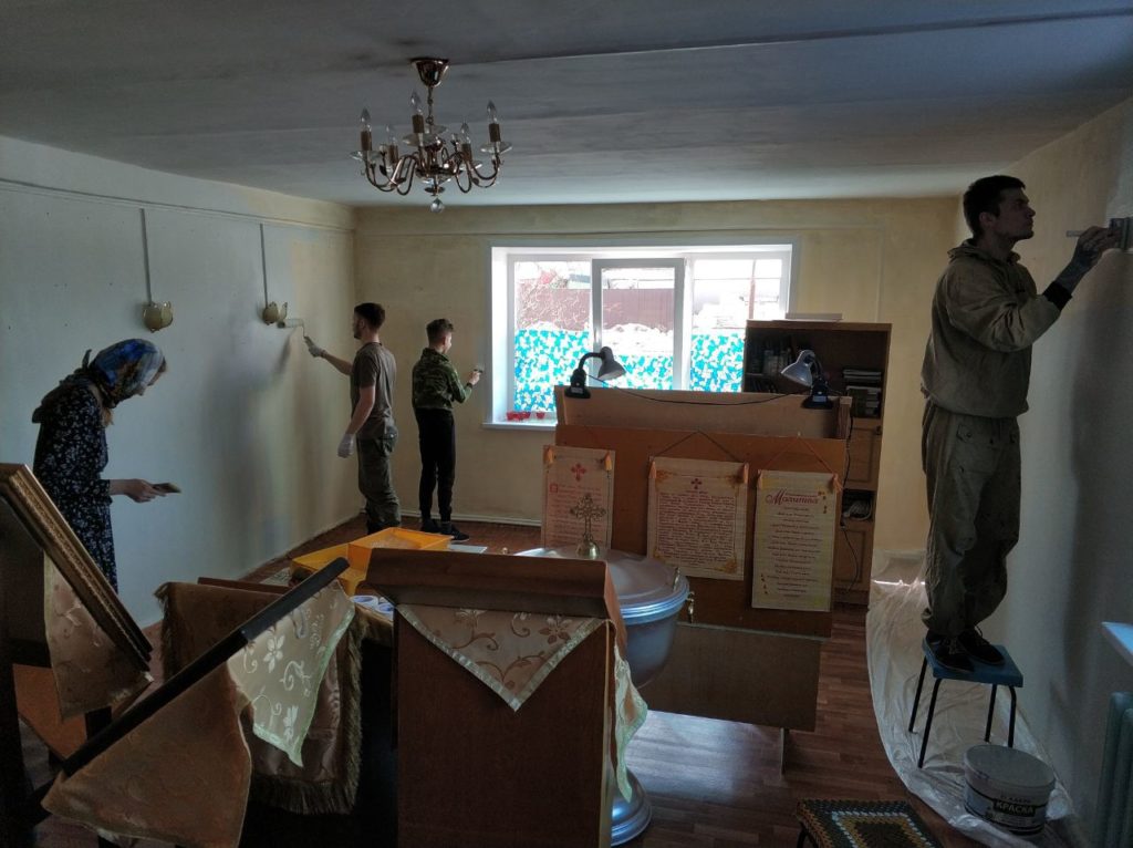 Молодежь екатеринбургских приходов помогла с ремонтом сельского домового храма