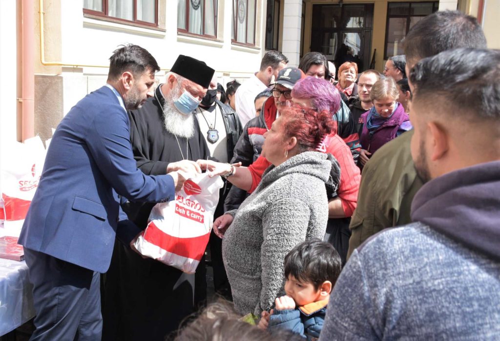 De Paşti, Mitropolitul Andrei oferă 600 de pachete alimentare persoanelor fără posibilităţi materiale